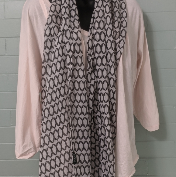 Lot of 2 J crew scarves. Blue and white and black and white - Picture 5 of 13